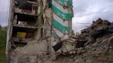 Ukrayna 'nın Ukrayna' nın Kyiv banliyösündeki bombalanmış yerleşim yerinin artıkları. Sonbahar günü harap olmuş bir sivil ev. Yavaş çekim