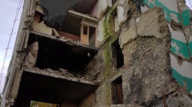 Ukrayna 'nın kentsel şehrinde duvarsız bir inşaat alanı yıkıldı. Geniş açı Kiev 'deki sivil sarayı yıktı. Yavaş çekim