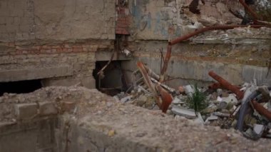 Bombalanan kamu hizmetleri borularında canlı yayın yapan kamera, yıkılan kamu binasından arta kalanları yok etti. Kiev Ukrayna 'da yıkılan konutun solundan sağa ateş ediliyor