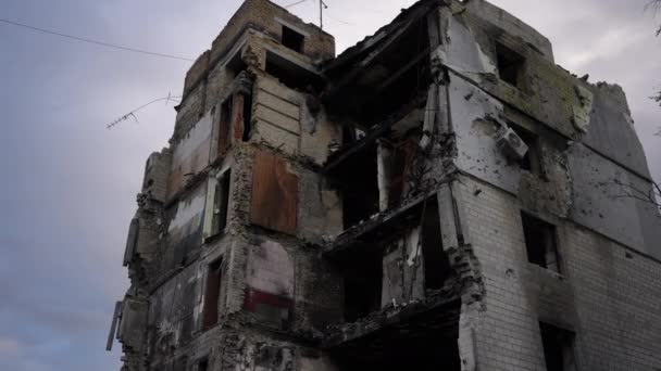 Нижній Кут Огляду Зруйнованого Будинку Задньому Плані Поваленого Неба Києві — стокове відео