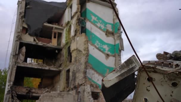 Nahaufnahme Zerstörter Metallkonstruktionen Hintergrund Eines Verschwommenen Zerstörten Wohnhauses Einem Trüben — Stockvideo