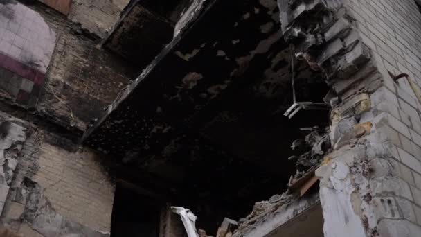 Blick Von Unten Auf Zerstörte Zerbombte Böden Wohnhäusern Der Ukraine — Stockvideo