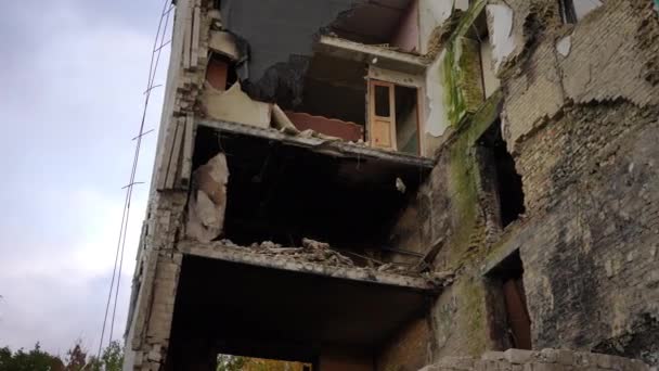 Κατεδαφισμένο Πολυώροφο Κτίριο Περιστέρια Πετούν Εγκαταλελειμμένο Κατεστραμμένο Διαμέρισμα Χωρίς Τοίχο — Αρχείο Βίντεο