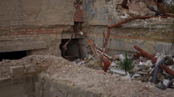 现场摄像头沿着被炸毁的公用设施管道拍摄被炸毁的民用建筑残余物 基辅乌克兰室外拆迁住宅的左向右射击 — 图库视频影像
