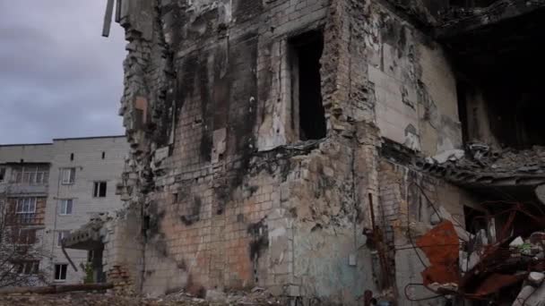 泛宁从左到右摧毁了基辅乌克兰的一座被炸毁的住宅 在城市室外被毁的民房 侵略和战争概念 — 图库视频影像