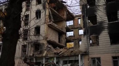 Çok katlı, yıkık dökük bir bina. Geniş açı eksik. Kiev Ukrayna 'nın dışında savaş bölgesinde sivil ev yıkıldı. Yavaş çekim
