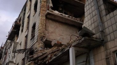 Kiev Ukrayna 'daki bombardıman saldırısından sonra açık bir ev. Canlı kamera, çatısı ve duvarları olmayan yıkık dökük binaları gösteriyor. Yavaş çekim