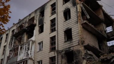 Kyiv Ukrayna 'da sonbahar bulutlu bir günde çok katlı bir evi yıktı. Bombalanmış duvarlarda kül olan yıkık dökük bir bina. Yavaş çekim
