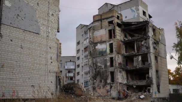 在乌克兰的城市里 子弹击中摧毁了多层房屋 在阴天轰炸摧毁了室外民居 战争概念 — 图库视频影像