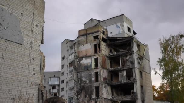 Živě Kamera Zprava Doleva Zničené Obytné Vícepodlažní Budově Kyjevě Ukrajině — Stock video