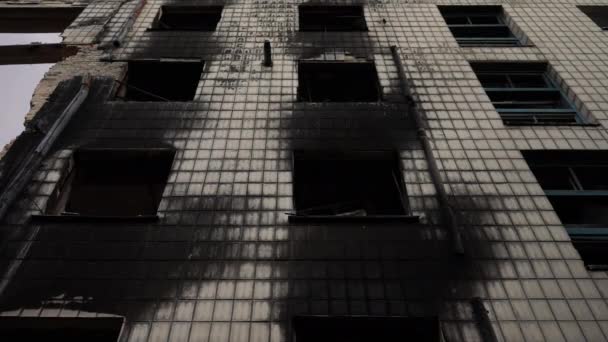乌克兰基辅一座没有玻璃的破烂不堪的房屋窗户的底部景观 基辅的多层建筑外墙在空袭中被炸毁 慢动作 — 图库视频影像