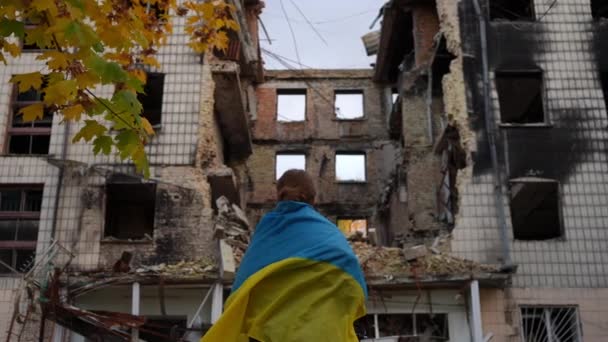 Widok Tyłu Kobieta Przed Zrujnowany Zbombardowany Wielopiętrowy Dom Kijowie Ukraina — Wideo stockowe