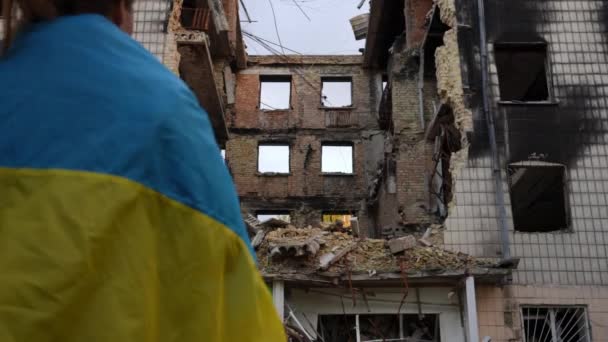 Menghancurkan Sisa Sisa Rumah Dengan Wanita Muda Bendera Ukraina Sebelah — Stok Video
