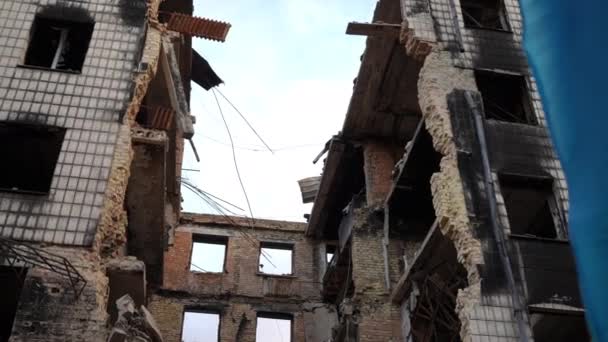 从被炸毁的民用建筑到右边的慢镜头拍马屁的乌克兰国旗 人们的注意力都集中在这一点上 乌克兰基辅室外拆除的住宅 — 图库视频影像