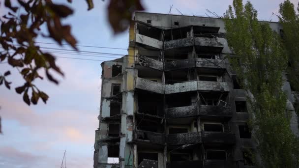 在乌克兰基辅的黄昏时分 烧毁了多层楼房 秋天的傍晚 轰炸摧毁了有灰墙的民房 慢动作 — 图库视频影像