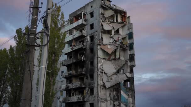 在乌克兰基辅的夜空中 蓝色和粉色云彩的背景下被毁的住宅建筑 大火摧毁了市郊街道上被炸毁的房屋 慢动作 — 图库视频影像