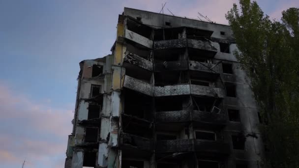 Πέντεσταλ Πλάνο Από Κατεστραμμένο Βομβαρδισμένο Κτίριο Κατοικιών Σούρουπο Στο Ηλιοβασίλεμα — Αρχείο Βίντεο