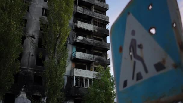 銃弾の穴で道路標識に壊れた住宅建築物を灰からラックフォーカス キエフの都市の通りに屋外の市民財産や歩行者交差金属板を破壊ウクライナ — ストック動画