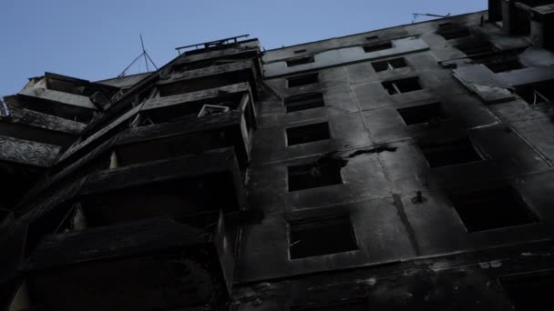 Ashed轰炸了乌克兰基辅被毁住宅的外墙 在室外被毁的民用建筑的底部角度视图 摄像机慢镜头拍摄 — 图库视频影像
