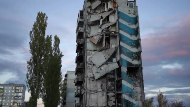 日落时分 炸毁了基辅市街道上的住宅大楼 现场摄象机慢吞吞地沿着被拆毁的房屋上下移动 — 图库视频影像