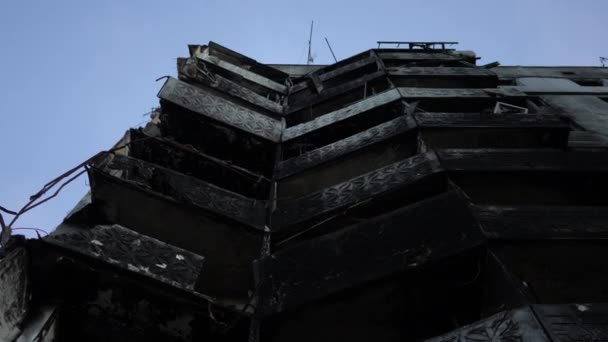 Tilting Shot Black Walls Air Raid Bombardment Ash Outdoors City — Vídeo de stock