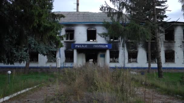 用乌克兰语在基辅郊区焚烧被毁的警察局 前线视野摧毁了战区室外的民政机关大楼 慢动作 — 图库视频影像