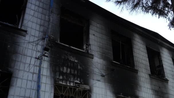 被炸毁的城市建筑的窗户都被炸毁了 在乌克兰基辅郊区 被烧毁的房屋被烧毁 慢动作 — 图库视频影像