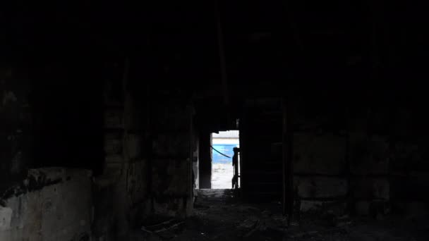 在被摧毁的建筑物中 黑暗轰炸了带有光门的走廊废墟 乌克兰基辅的房屋被大火夷为平地 希望与军事入侵概念 — 图库视频影像