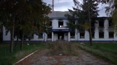 Ukrayna 'nın Kyiv banliyösündeki yıkılmış polis binasının ön görüntüsü. Akşamları bombardımana uğramış, bombardımana tutulmuş bir yer. Yavaş çekim
