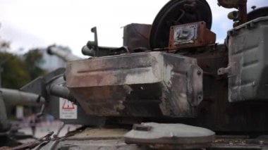 Bulutlu bir günde Ukrayna caddesindeki kapalı hava deposu yanmış. Şehirdeki askeri araç yok edildi. Yavaş çekim