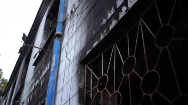 在乌克兰基辅 沿着被烧毁的被轰炸建筑的墙壁扫荡 被毁的城市房屋 慢动作 — 图库视频影像