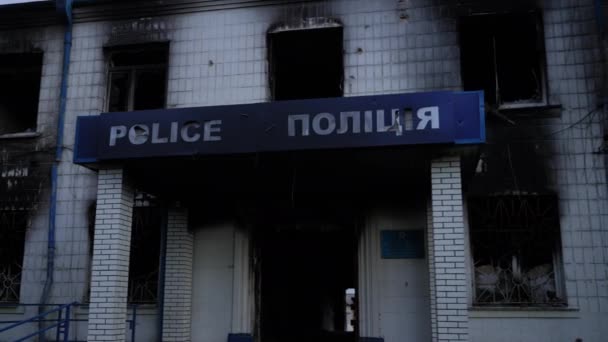 ライブカメラは 都市の警察署への入り口に沿って左に右に移動します 爆撃はウクライナの町の屋外で政府施設を破壊した スローモーション — ストック動画
