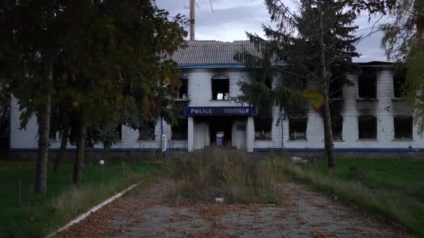 Ukrayna Nın Kyiv Banliyösündeki Yıkılmış Polis Binasının Görüntüsü Akşamları Bombardımana — Stok video