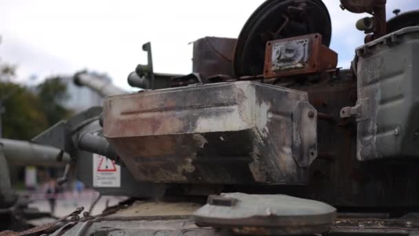 우크라이나 거리에서 탱크가 버렸다 도시의 차량을 파괴했습니다 — 비디오