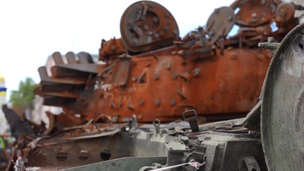 Ausgebranntes Rostiges Panzerteil Freien Großaufnahme Kampffahrzeug Auf Einer Straße Kiew — Stockvideo