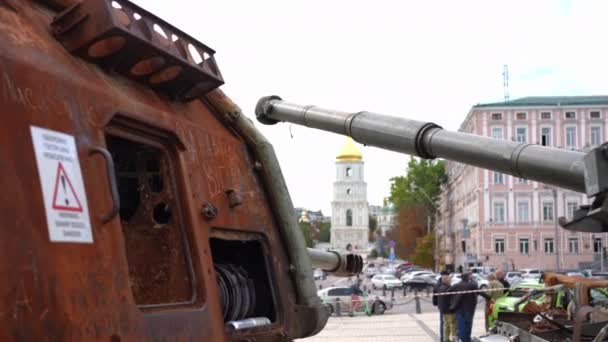 2022年9月29日 キエフ中心部の市街地で戦車砲が破壊され 人々がゆっくりと歩いている 軍事侵攻とロシア ウクライナ戦争の概念 — ストック動画
