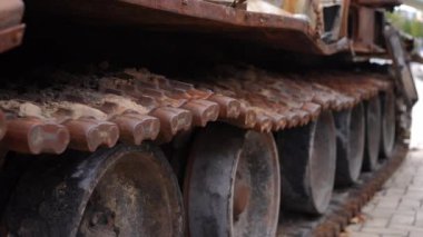 Ukrayna 'nın Kiev caddesinde yan görüş tankı tırtıl yolu. Ukrayna 'nın başkentinde yok edilmiş askeri nakliye gemisi. Yavaş çekim