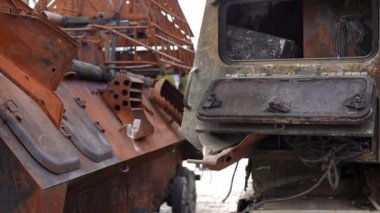 Ukrayna 'nın başkenti Kyiv' de askeri nakliye aracı yok edildi. Kyiv caddesinde araçların parçalarını yakın plan yakmış. Yavaş çekim