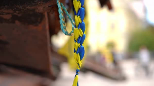 Збільшені Жовті Сині Браслети Висять Знищеному Танку Український Прапор Висить — стокове відео