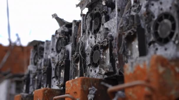 クローズアップは ウクライナキエフの戦争地帯でのメカニズムを焼失しました 路上で破壊された機械を破壊した スローモーション — ストック動画