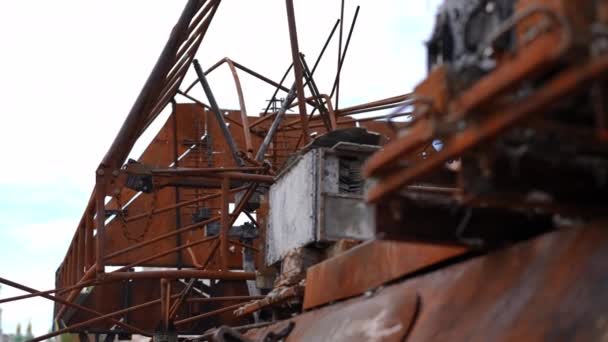 Rusty Spalił Zniszczony Pojazd Wojskowy Zewnątrz Kijowie Ukrainie Zbliżenie Zrujnowało — Wideo stockowe
