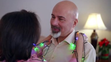 Noel arifesinde evde eşiyle gülerek konuşan yakışıklı bir koca. Yeni yılın tadını çıkaran mutlu beyaz adamın portresi. Eşi içeride. Aşk ve tatil kutlamaları