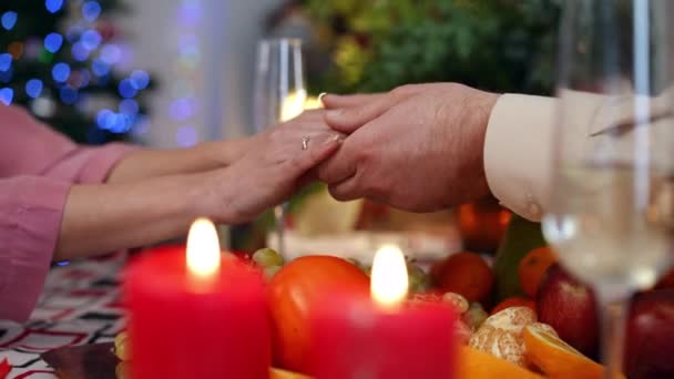Nicht Wiederzuerkennen Sind Mann Und Frau Die Silvester Händchen Haltend — Stockvideo