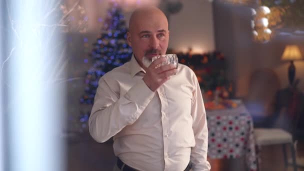 Zelfverzekerde Knappe Man Die Pure Whisky Drinkt Uit Glas Kijkend — Stockvideo