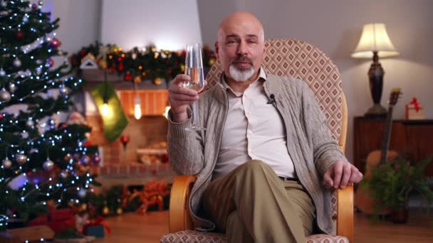 Homme Confiant Assis Dans Une Chaise Berçante Avec Verre Champagne — Video
