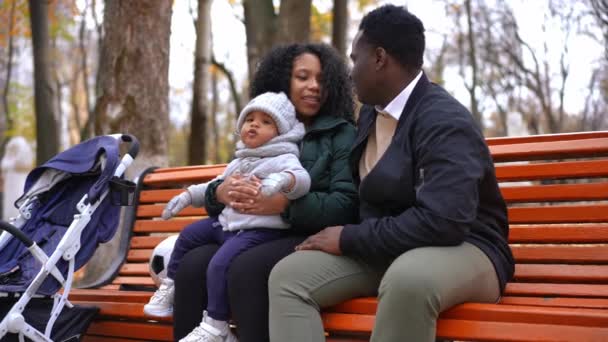 Sevgi Dolu Anne Baba Parkta Küçük Oğluyla Oturmuş Gülümsüyor Mutlu — Stok video