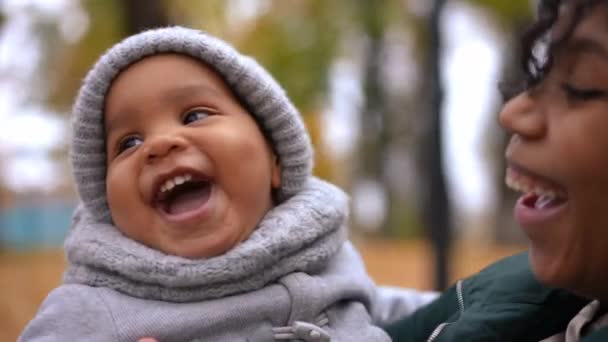 Băiat Afro American Bucuros Râzând Tânără Femeie Parcul Toamnă Fiul — Videoclip de stoc