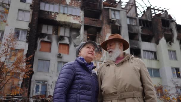 Sudut Bawah Melihat Potret Pasangan Senior Berdiri Latar Belakang Bangunan — Stok Video