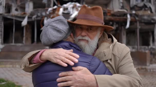 Barbuto Vecchio Abbracciare Donna Depressa Piedi Rovina Edificio Civile Nella — Video Stock