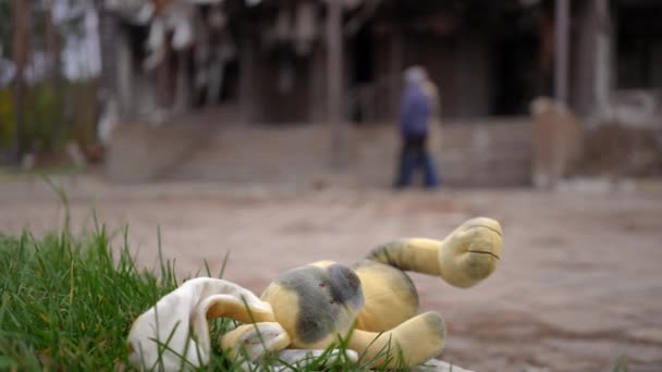 Verbranntes Kinderspielzeug Zerbombter Stadt Der Ukraine Hintergrund Spaziert Ein Verschwommenes — Stockvideo
